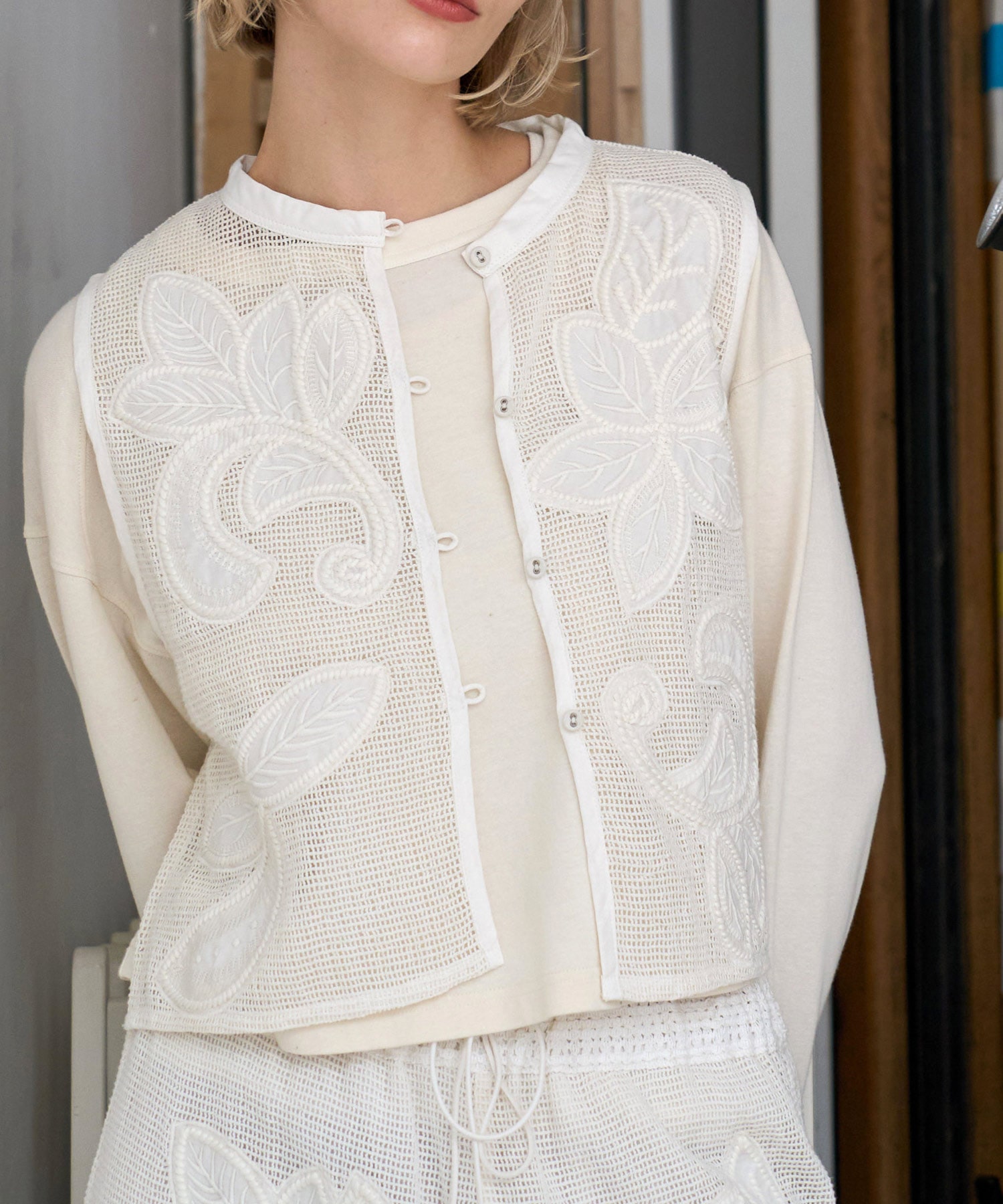 V0171 ボタニカル刺繍メッシュベスト