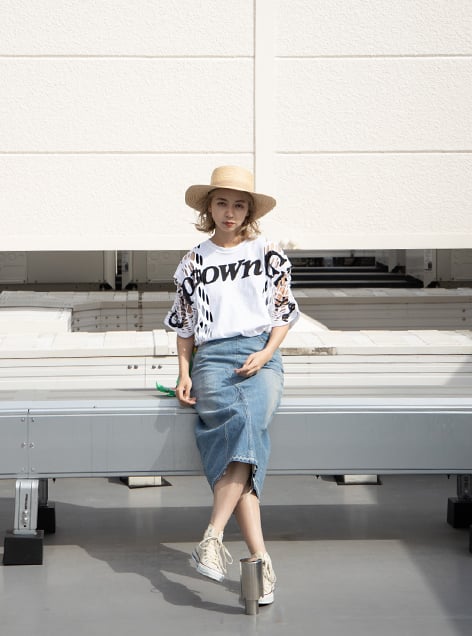 ロゴプリントとデザインカットが印象的なTシャツとブリーチカラーのデニムスカートで夏らしい爽やかなリゾートコーデ